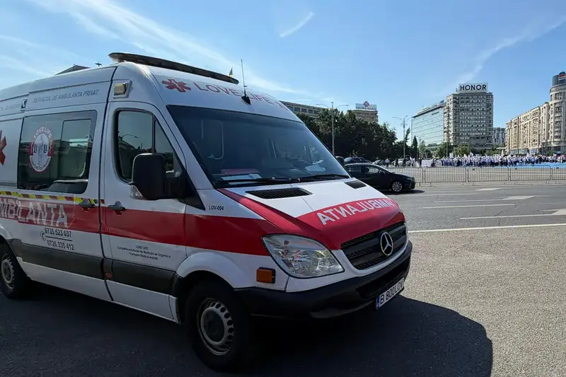 Ambulanța LoveLife Med în Piața Constituției din București